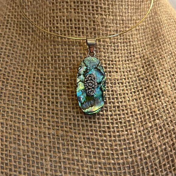 Abalone shell pendant set in sterling, silver floral detail - Picture 1 of 8